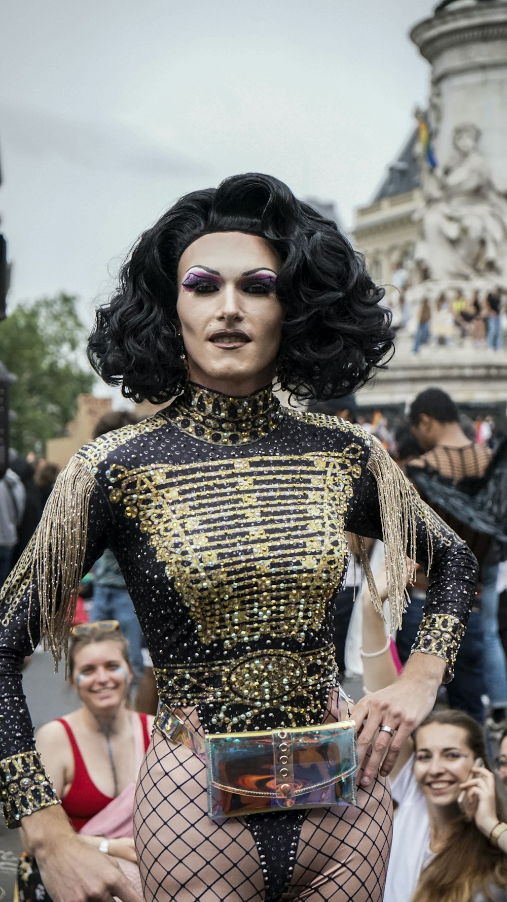 Mujer con vestido de manga larga dorado y negro