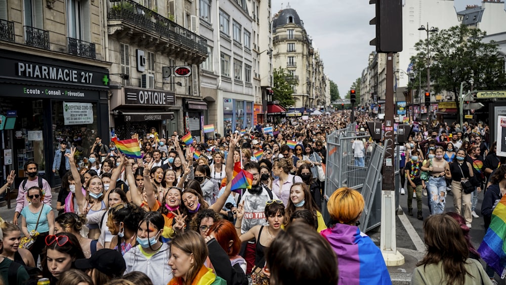 pessoas na rua durante o dia