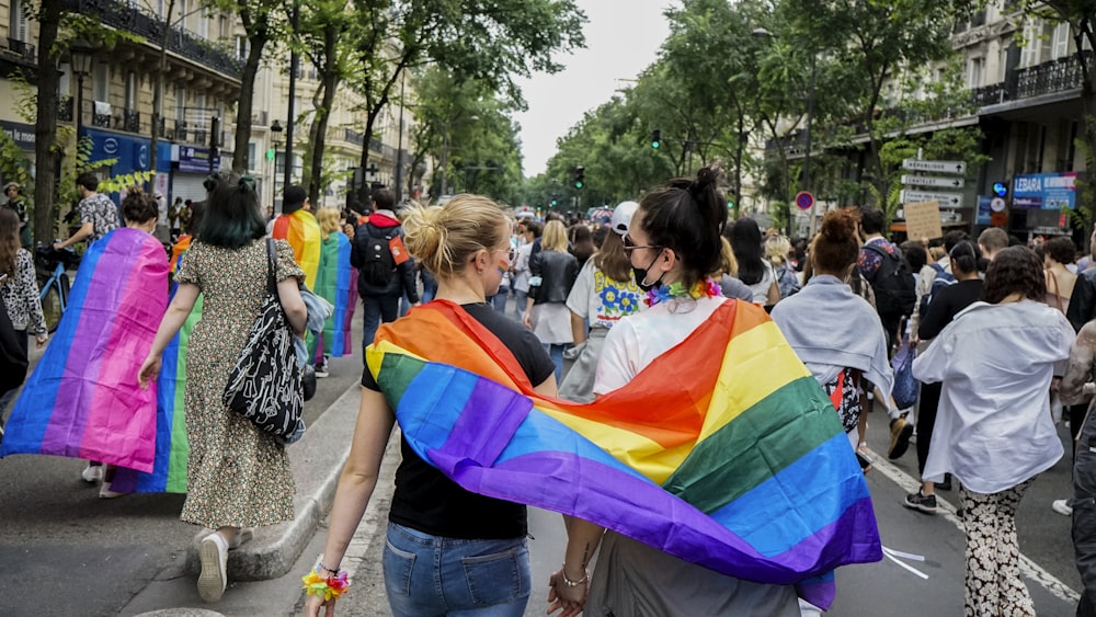 Personnes qui se rassemblent dans la rue pendant la journée