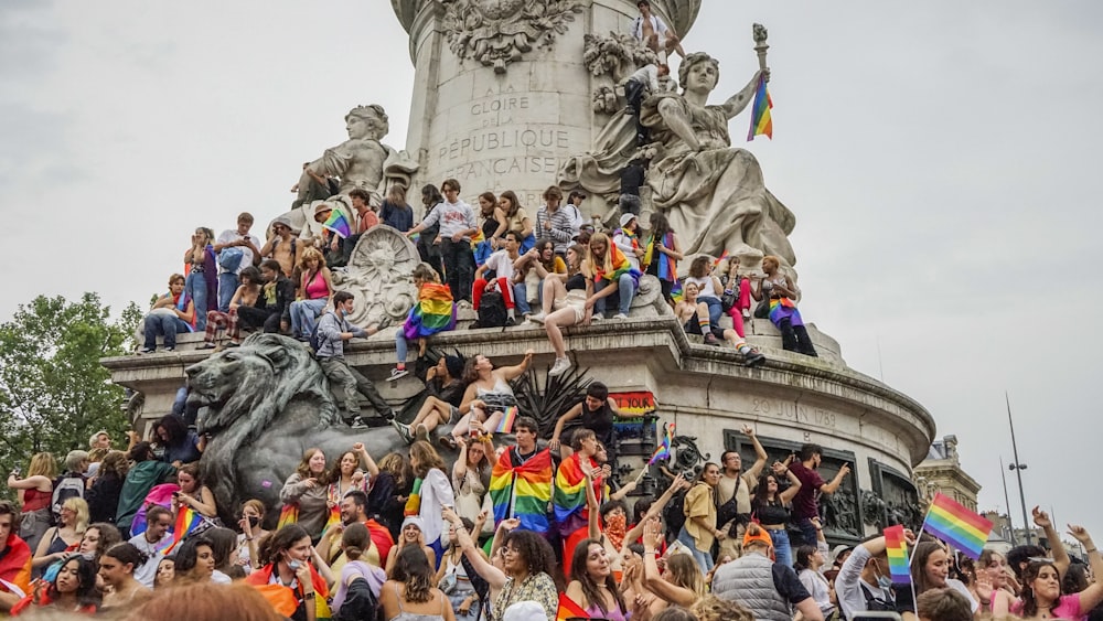 persone che si riuniscono davanti alla statua