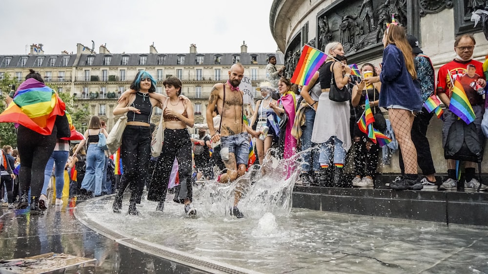 personnes dans la fontaine d’eau pendant la journée