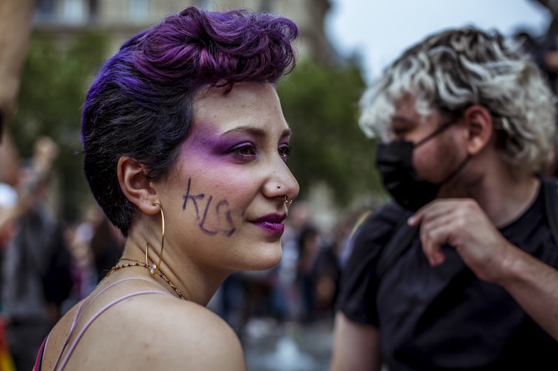 Modelo trans elegante con joyas