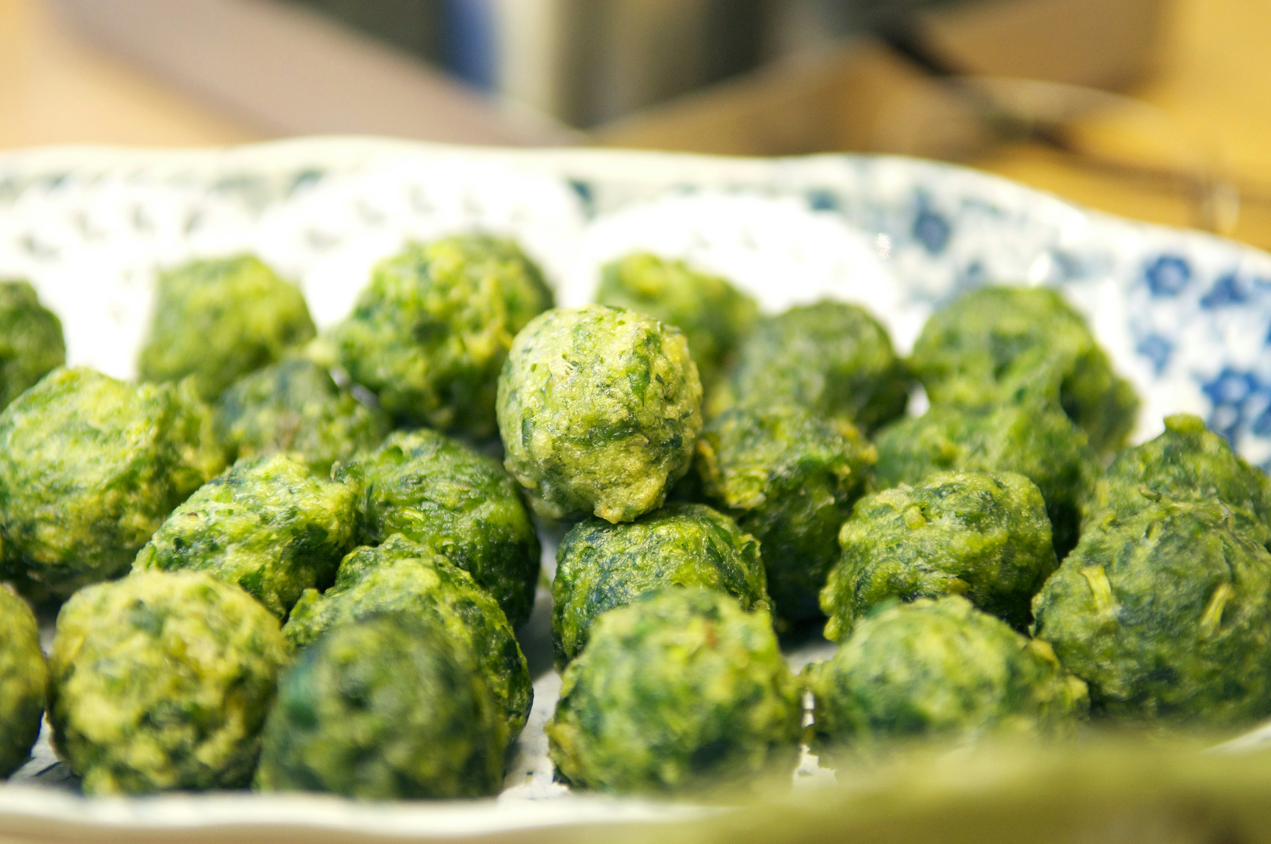 Grüner Kush auf weißer Keramikplatte