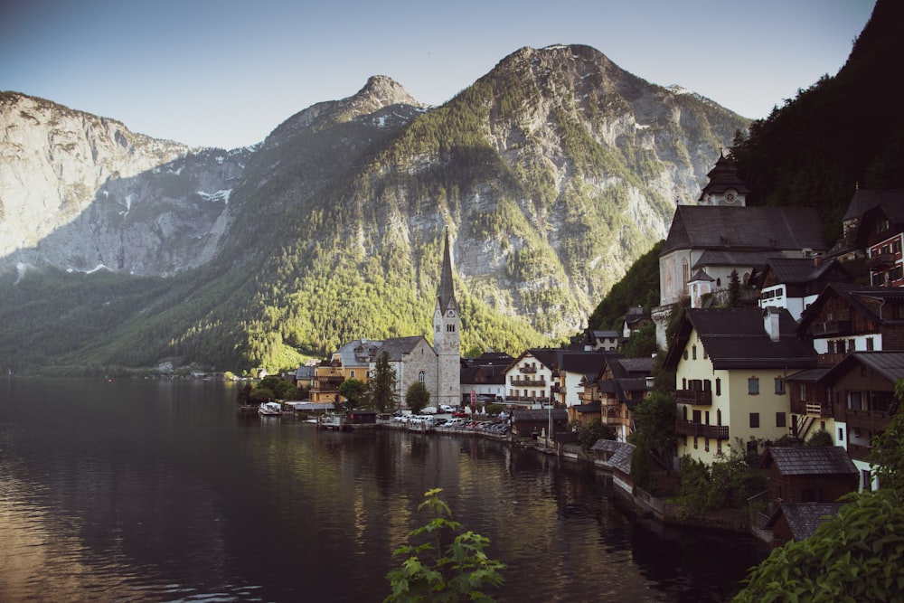 Maisons près du lac et de la montagne