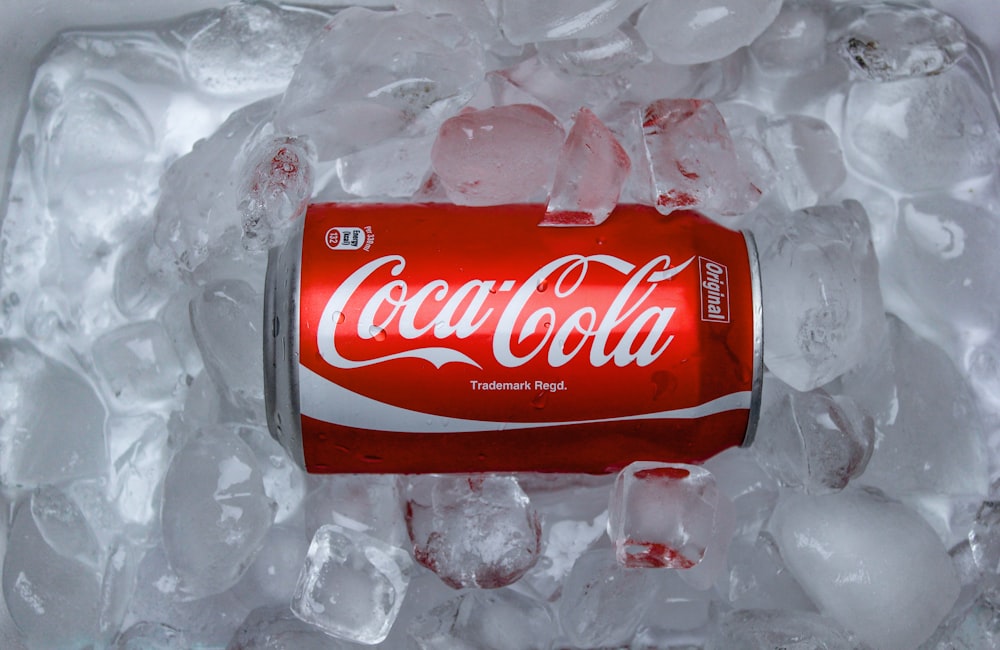 Bouteille en plastique Coca Cola sur textile blanc