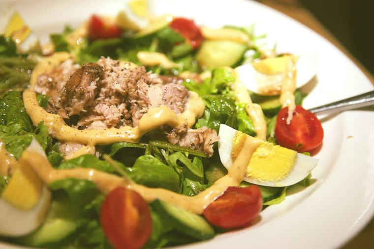 Ensalada colorida en plato blanco