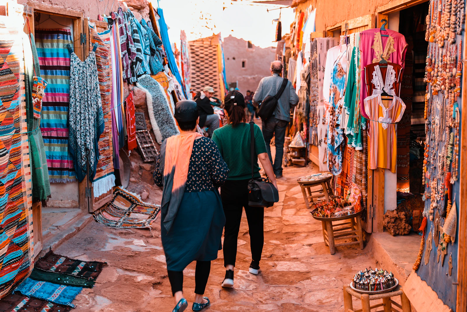 Étal de souk marocain avec épices et résines colorées en tas