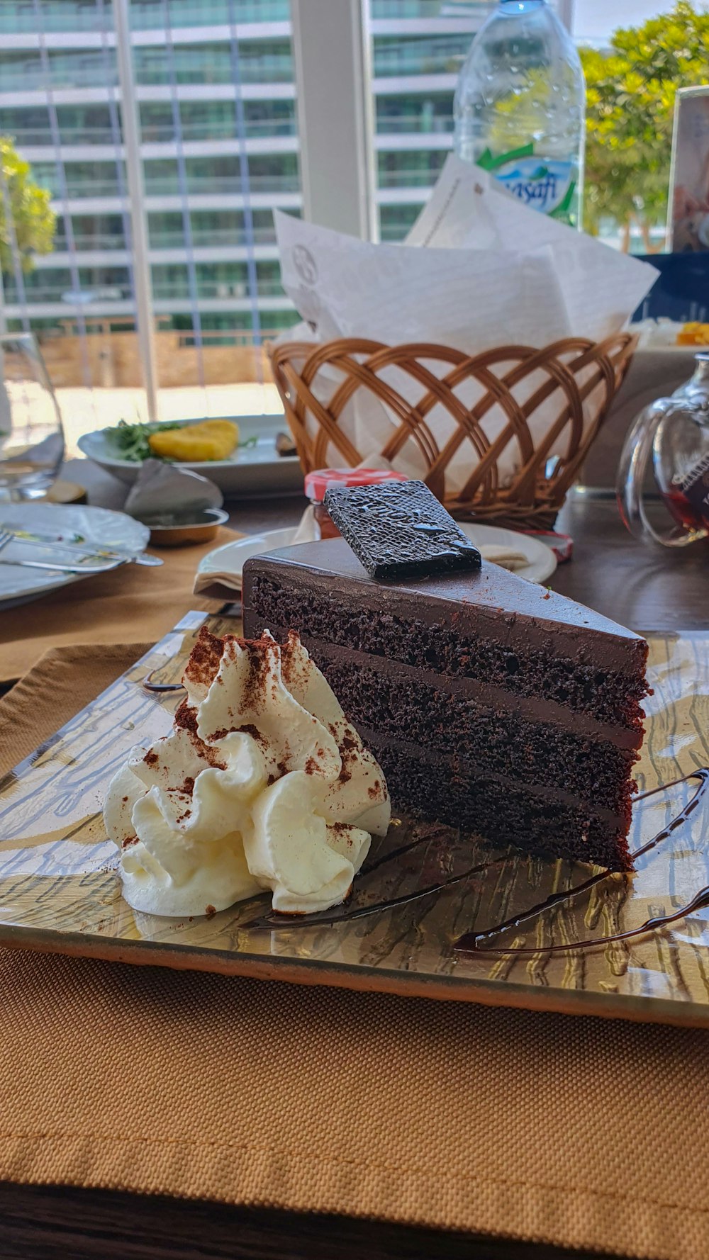 Schokoladenkuchen auf weißem Keramikteller