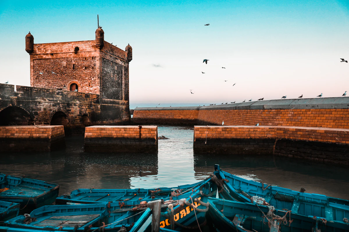 Le port fortifié d'Essaouira et ses barques bleues