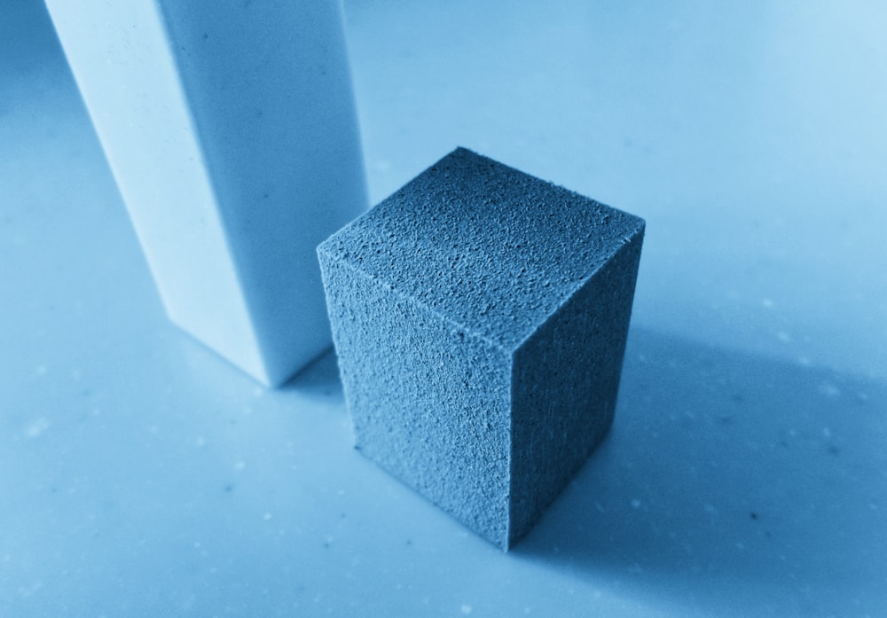 cubo quadrato grigio su tavolo bianco