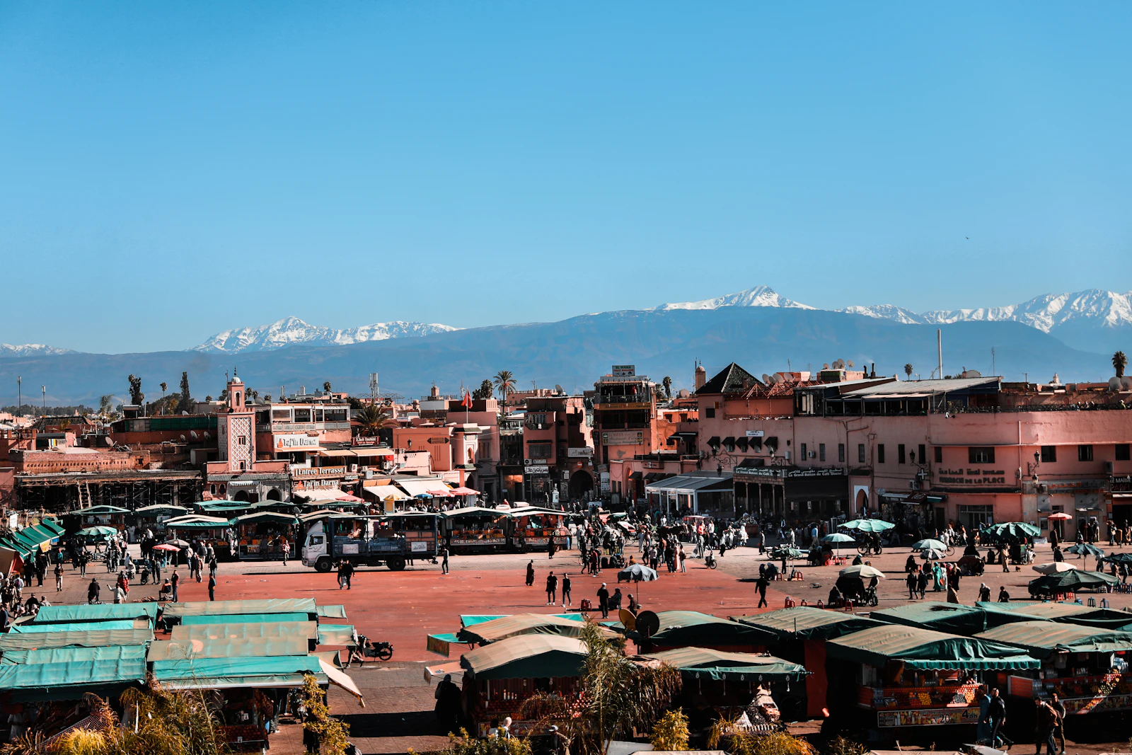 Conducteur tenant un permis de conduire européen et un passeport près d'une voiture de location à Marrakech