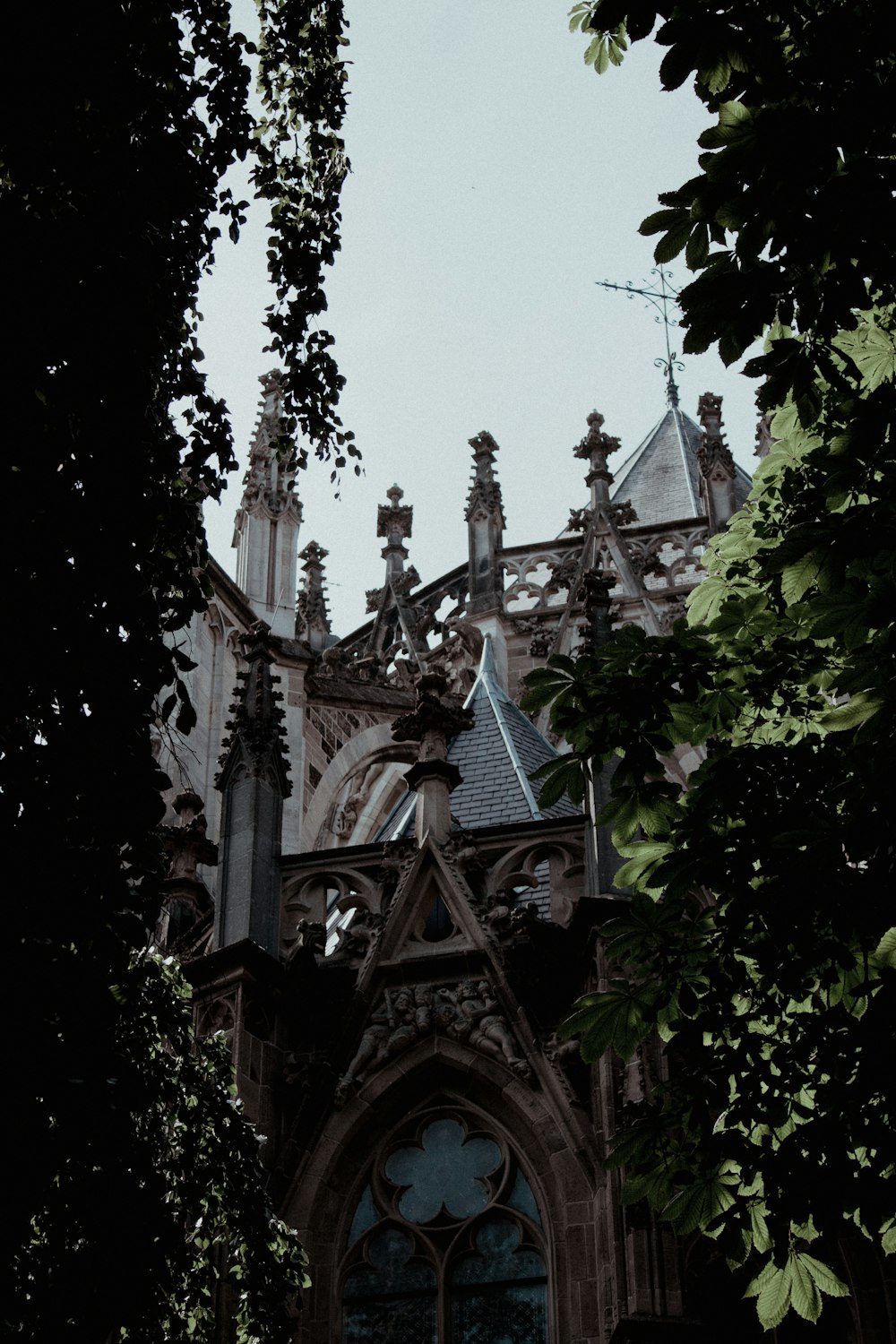 Edificio de hormigón marrón y azul