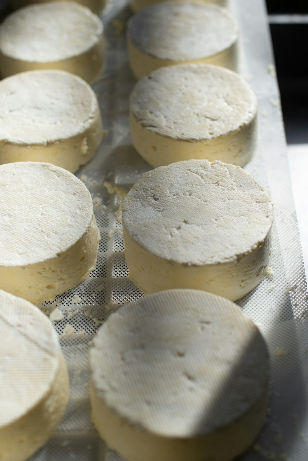 cibo rotondo bianco su vassoio in acciaio inossidabile