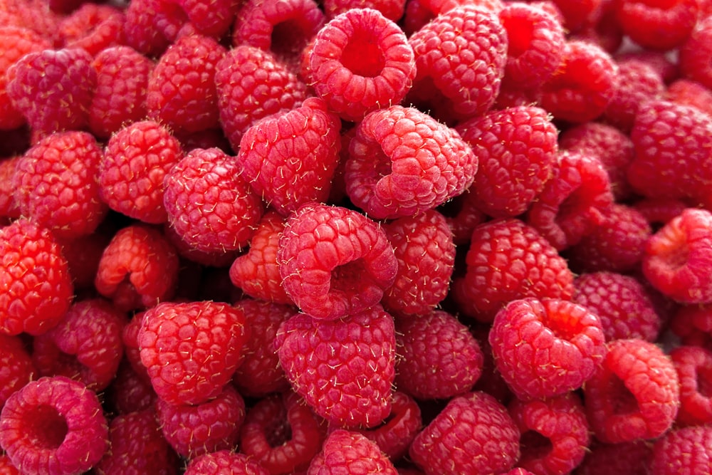 red raspberries in close up photography