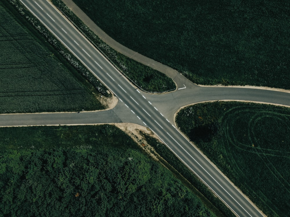 Vue aérienne d’une route asphaltée grise