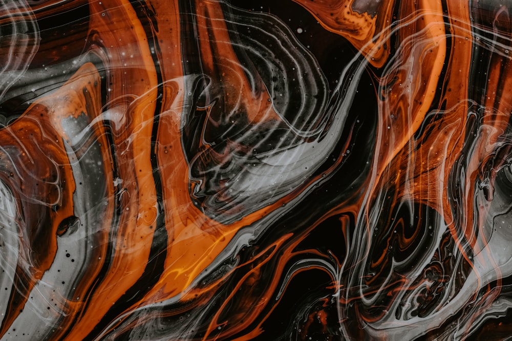 Pintura abstracta naranja, blanca y negra