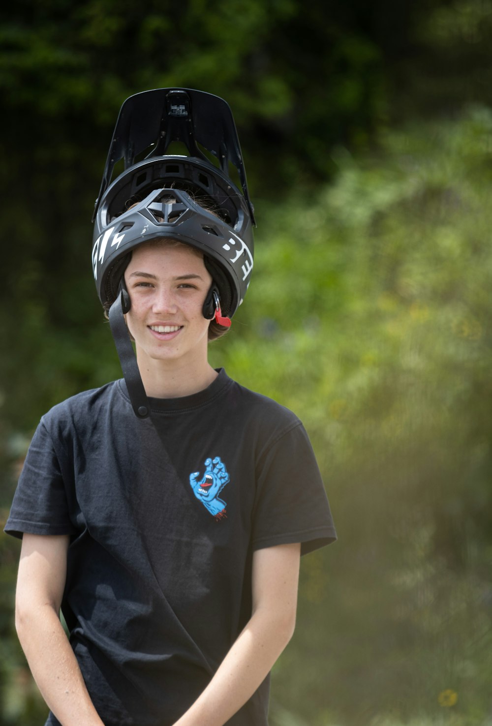 man in black crew neck t-shirt wearing black helmet