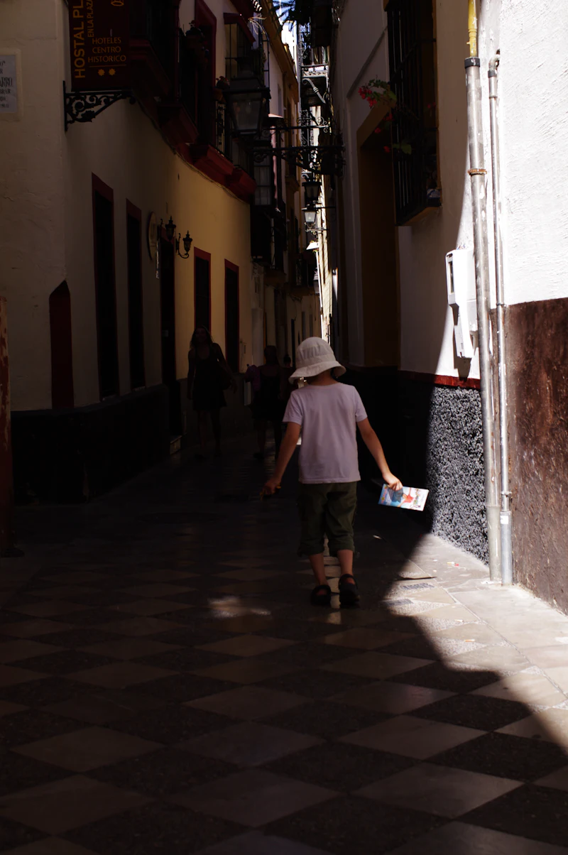Rua vazia durante onda de calor em Sevilha
