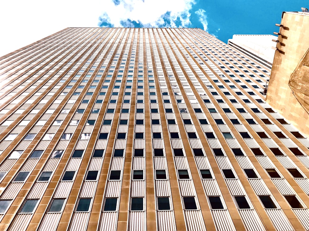 Edificio de hormigón marrón bajo el cielo azul durante el día