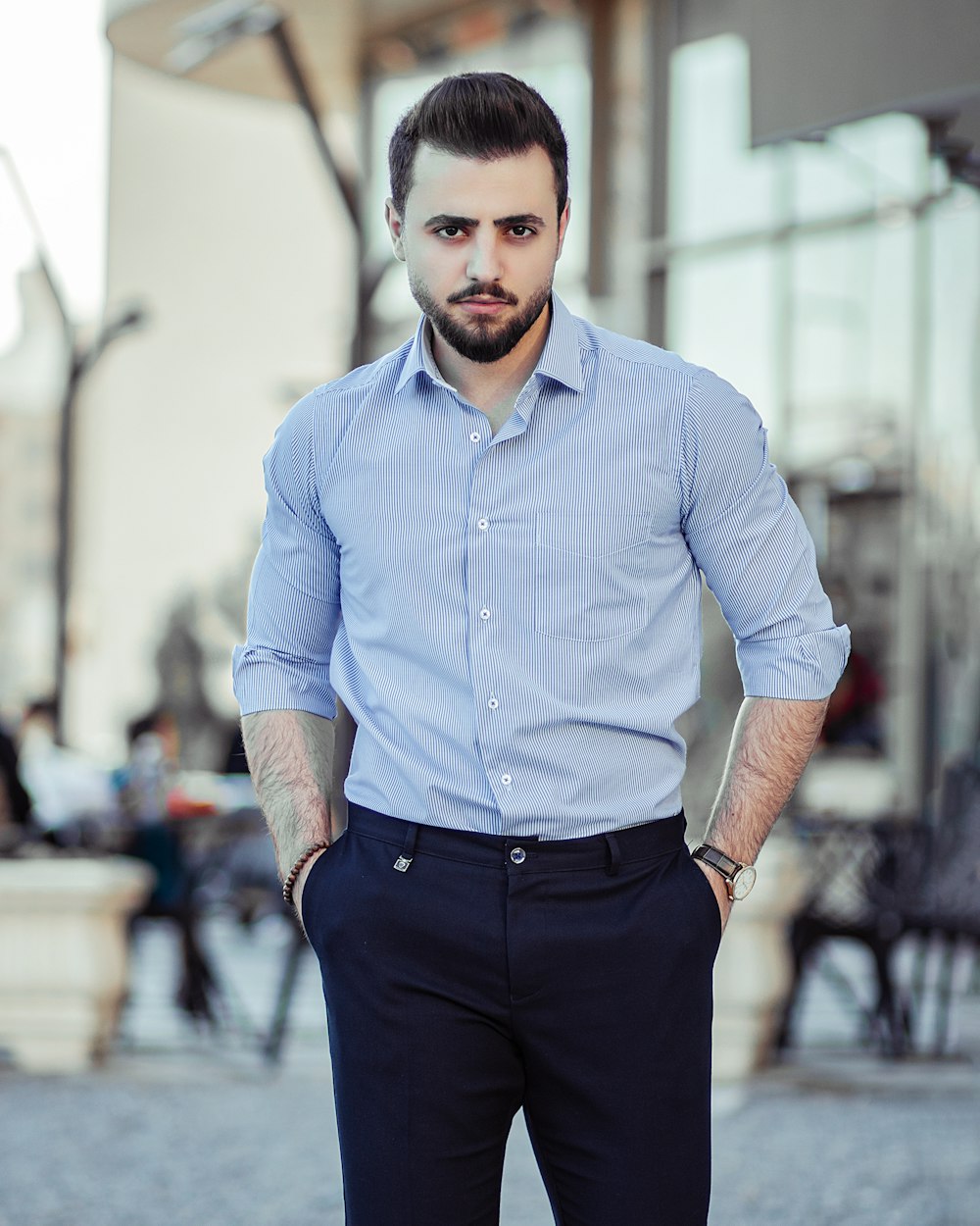 Uomo in camicia blu e pantaloni neri in piedi foto – Modella Immagine  gratuita su Unsplash