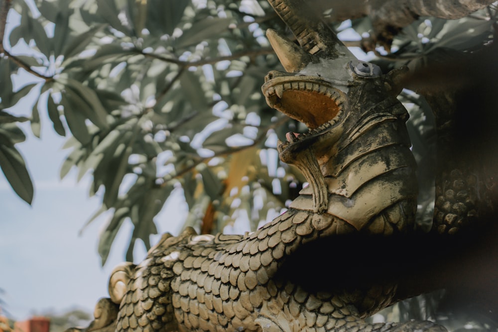statue de dragon brun en photographie en gros plan
