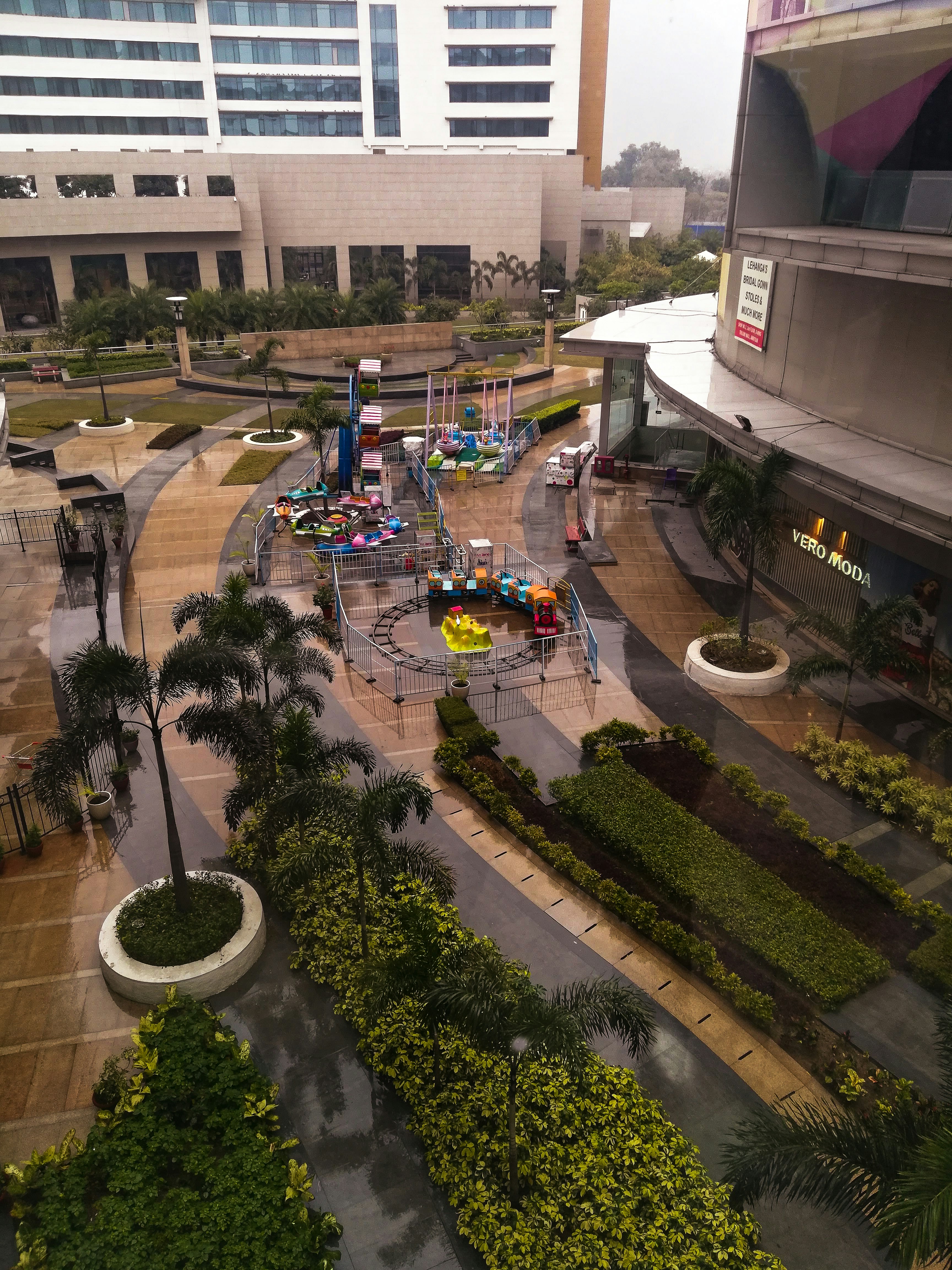 Parque de atracciones con juegos y áreas verdes