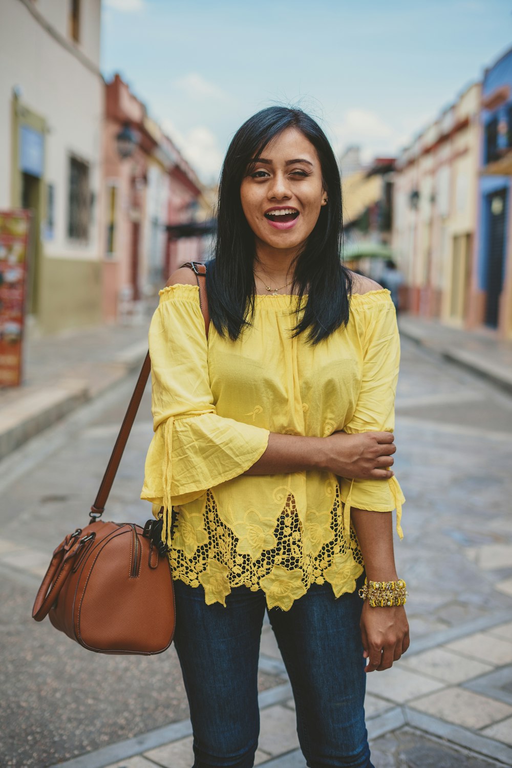 femme en chemise à manches longues jaune souriant