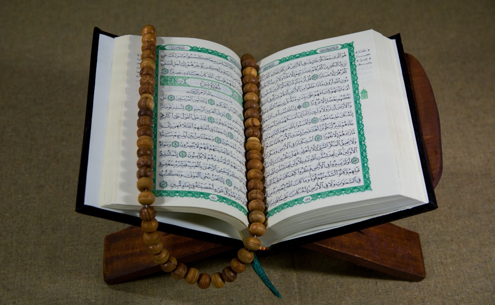 Page de livre blanc sur table en bois marron