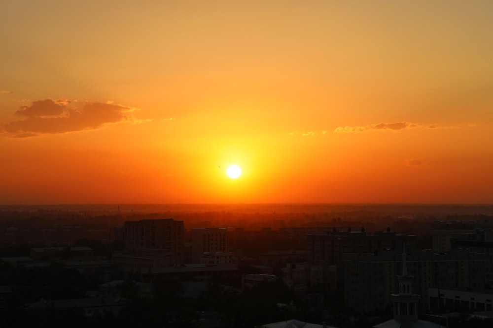 Silueta de la ciudad durante la puesta del sol