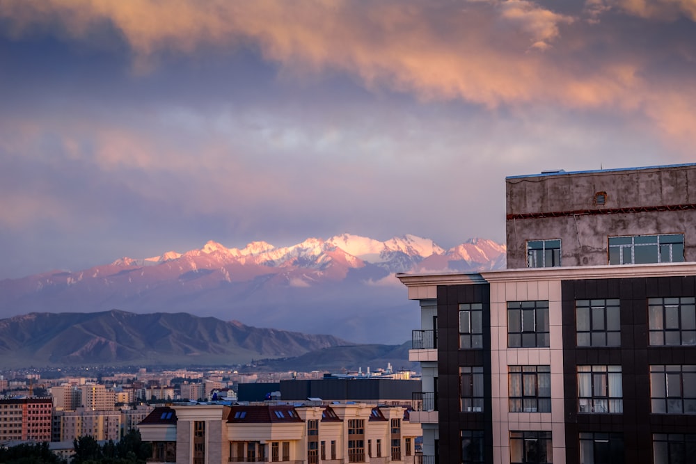 Edificio de hormigón marrón bajo nubes blancas durante el día