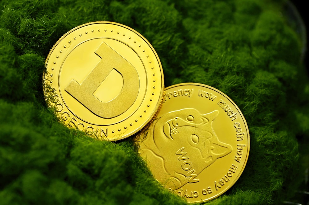 Goldene runde Münze auf grünem Gras