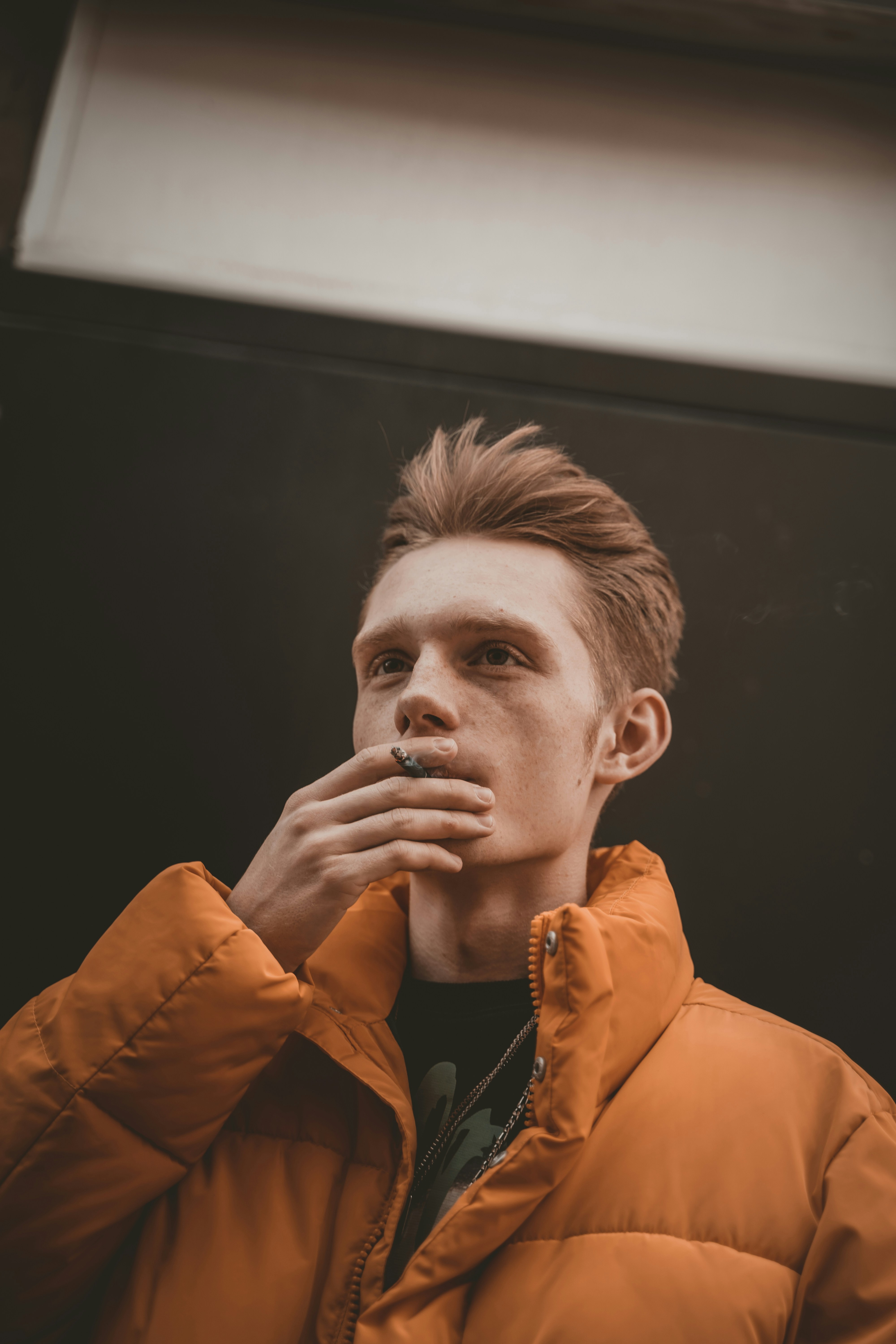 オレンジ色の革ジャンを着た男