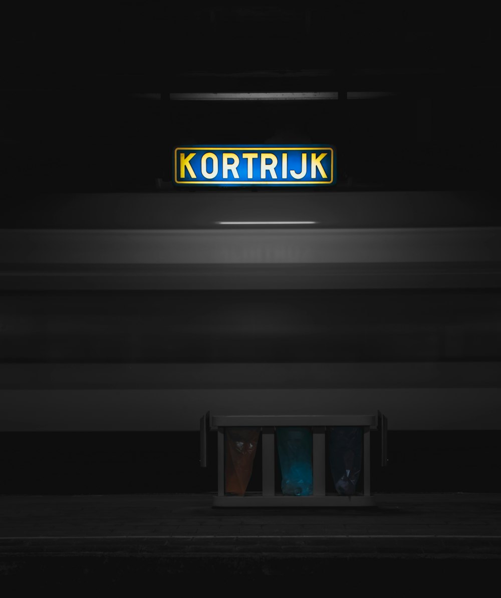 uma placa que lê kortruk em um quarto escuro