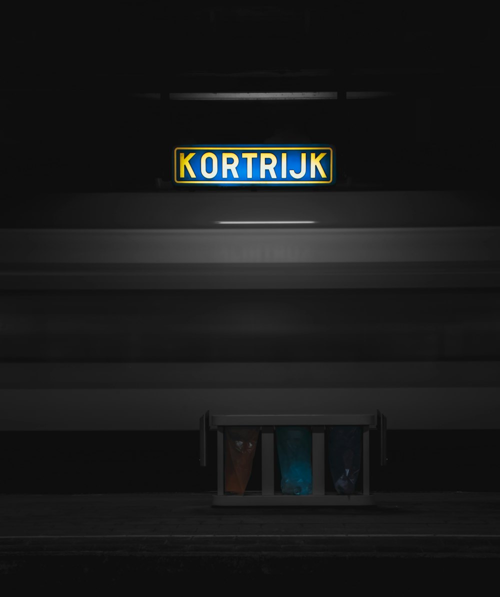 Un panneau qui lit Kortruk dans une pièce sombre