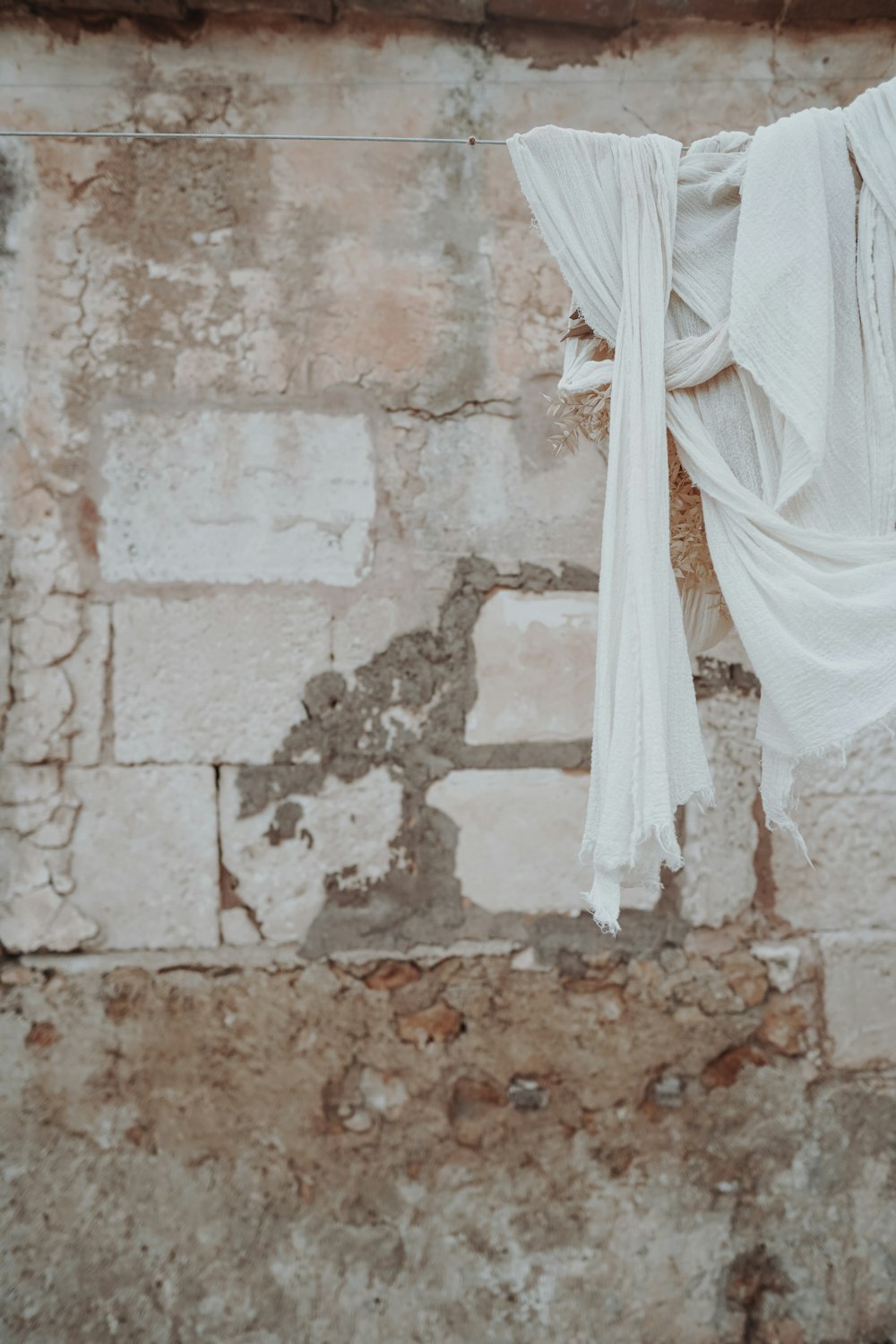 textile blanc sur mur en béton marron