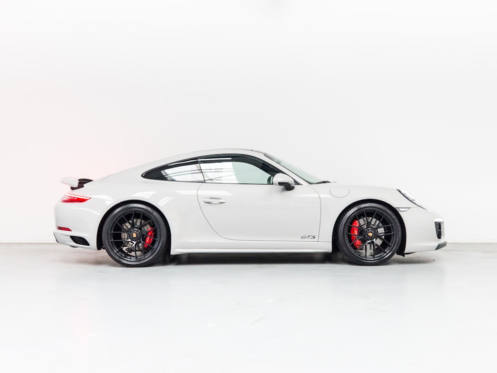 Porsche 911 blanco sobre fondo blanco