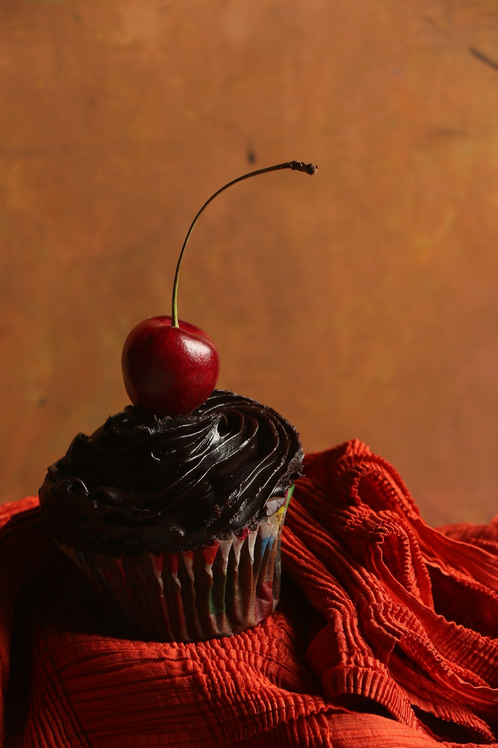 Torta al cioccolato con ciliegina in cima