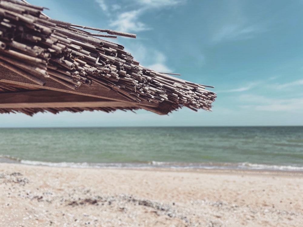 braune Holzhütte am Strand tagsüber