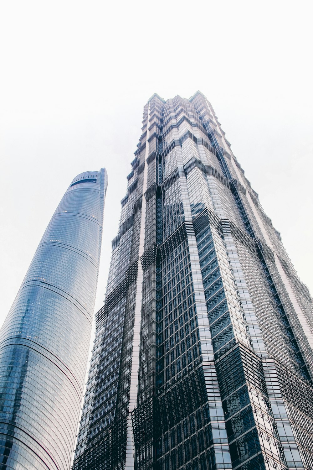 Fotografía de ángulo bajo de edificios de gran altura