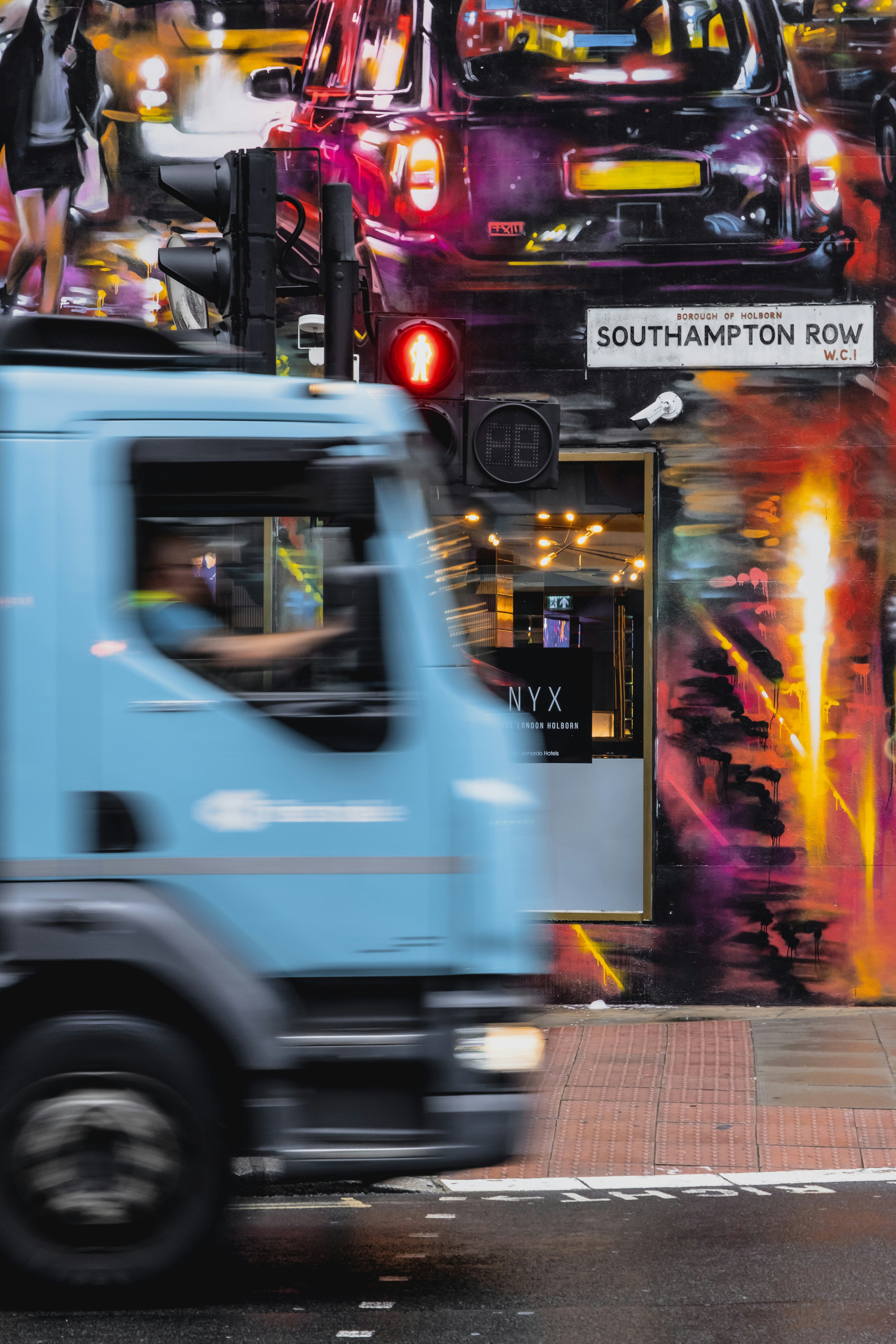 Bus biru dan putih di jalan selama malam hari