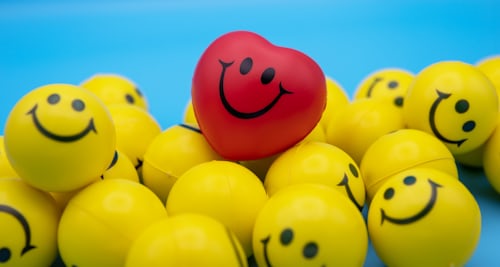 Rode en gele ballen met smileygezichtjes die nepvolgers voorstellen op Instagram.