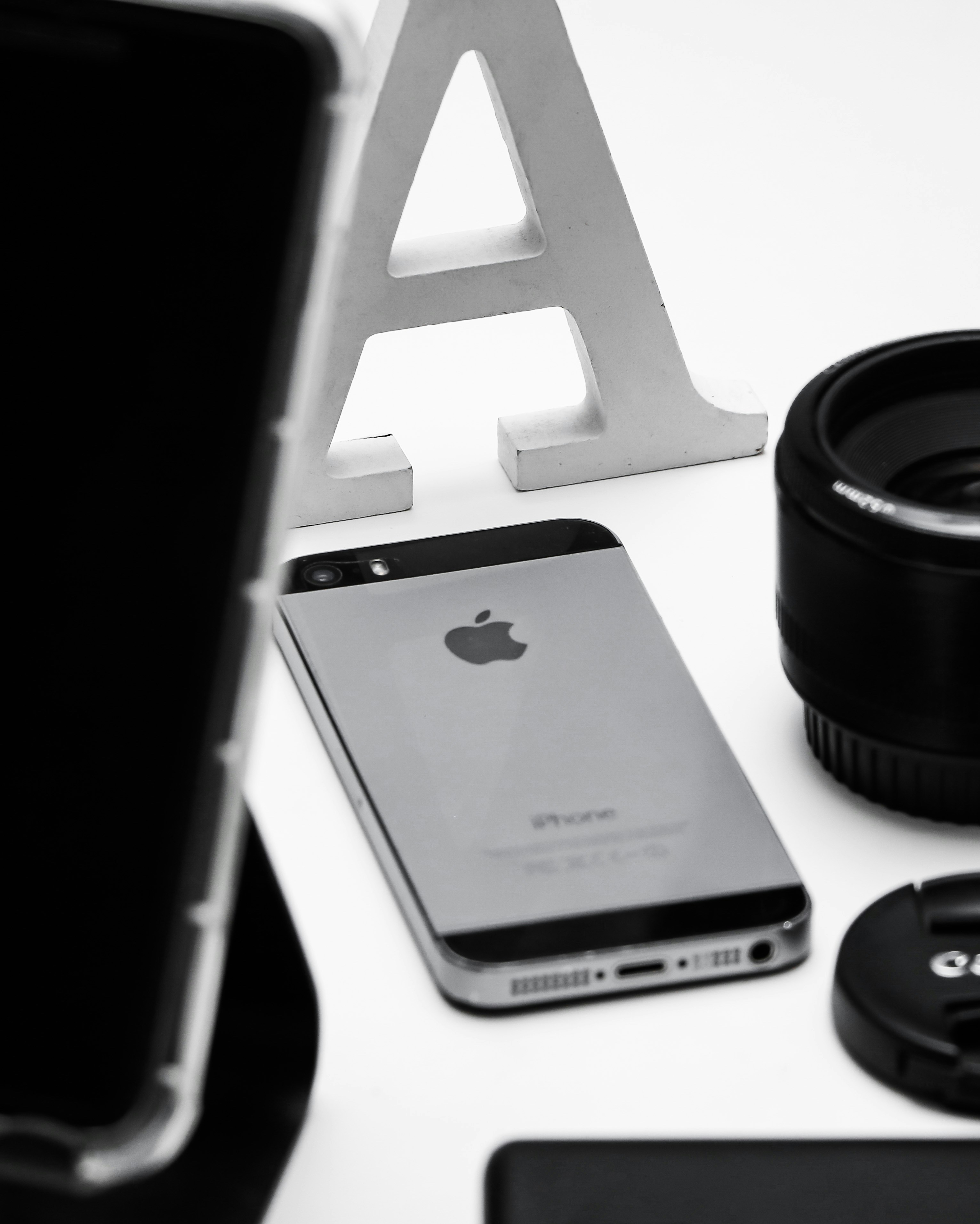 Silbernes iPhone 6 neben schwarzem Kameraobjektiv