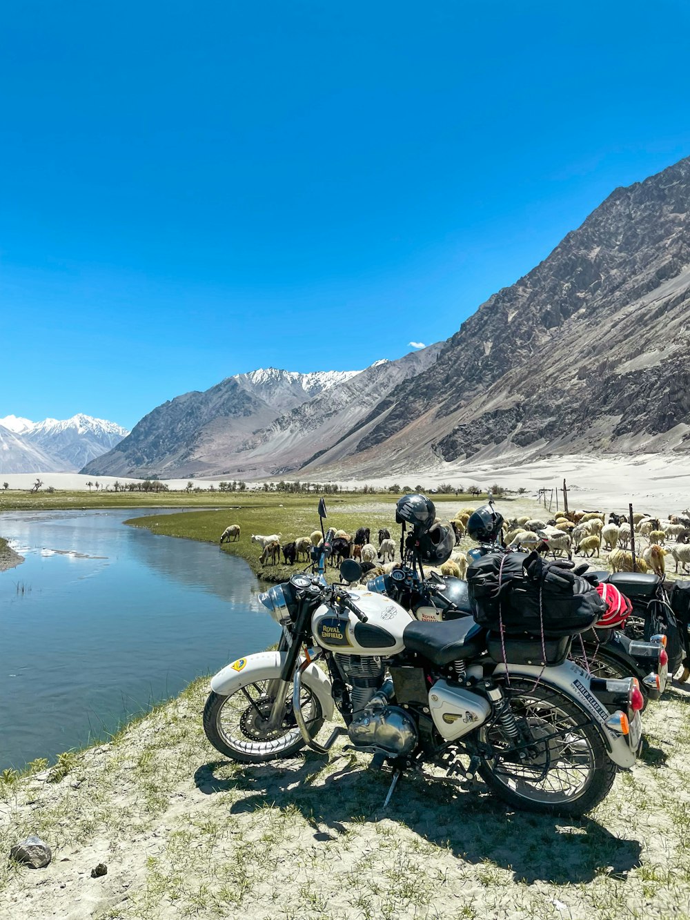 Moto noire garée près du lac pendant la journée