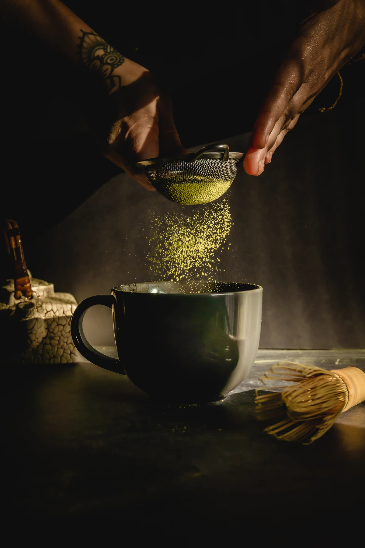 Prosívání matcha prášku sítkem do misky