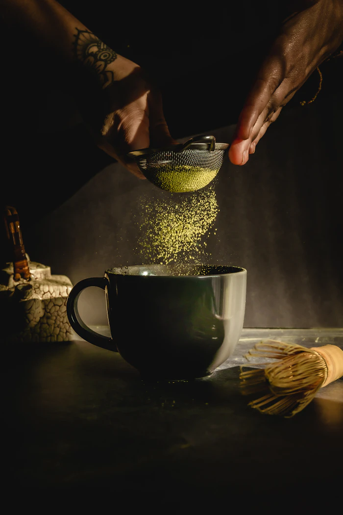 Matcha em pó sendo peneirado