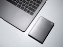 black iphone 7 on macbook