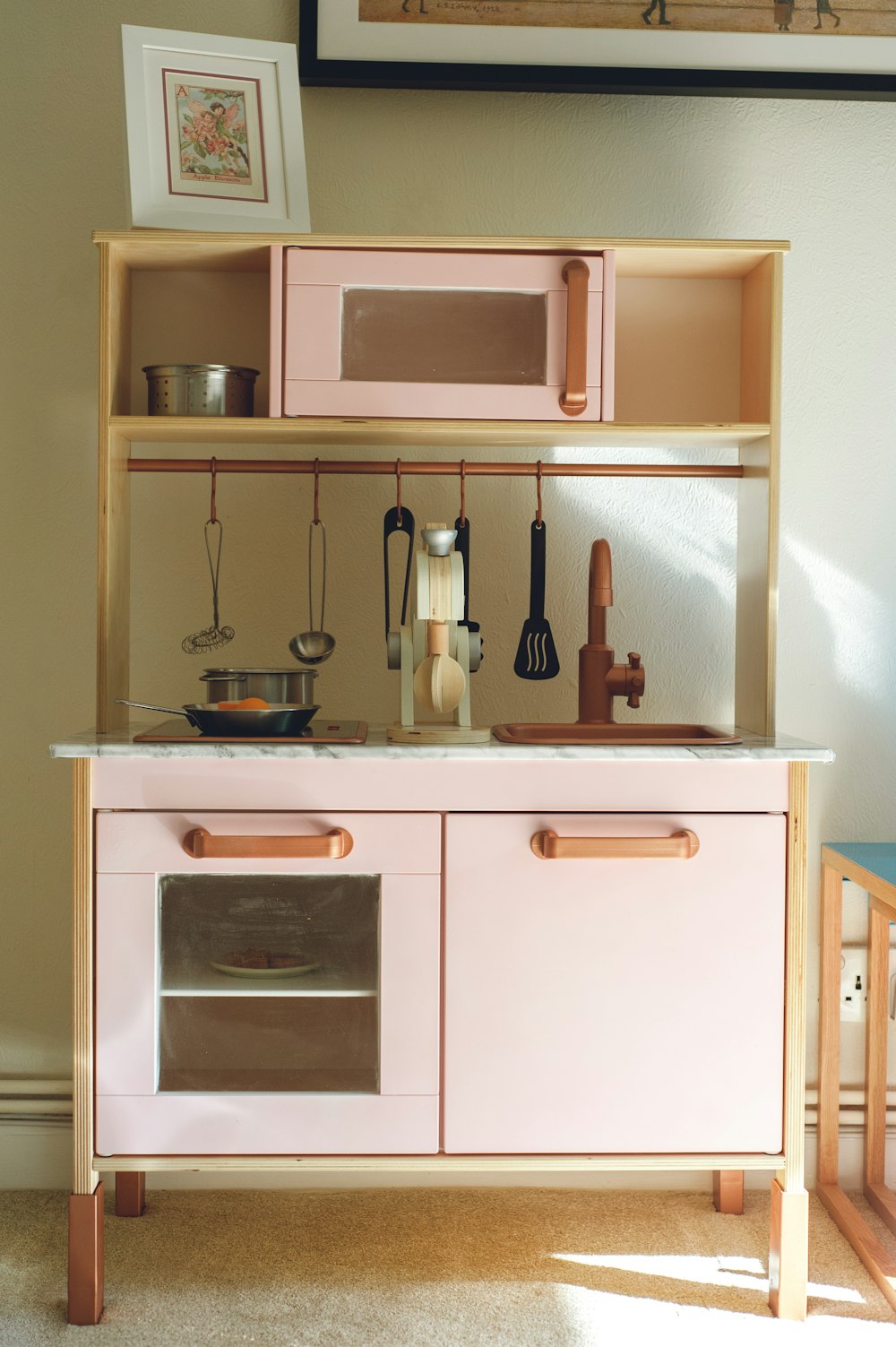 armário de cozinha de madeira branca com panela de aço inoxidável