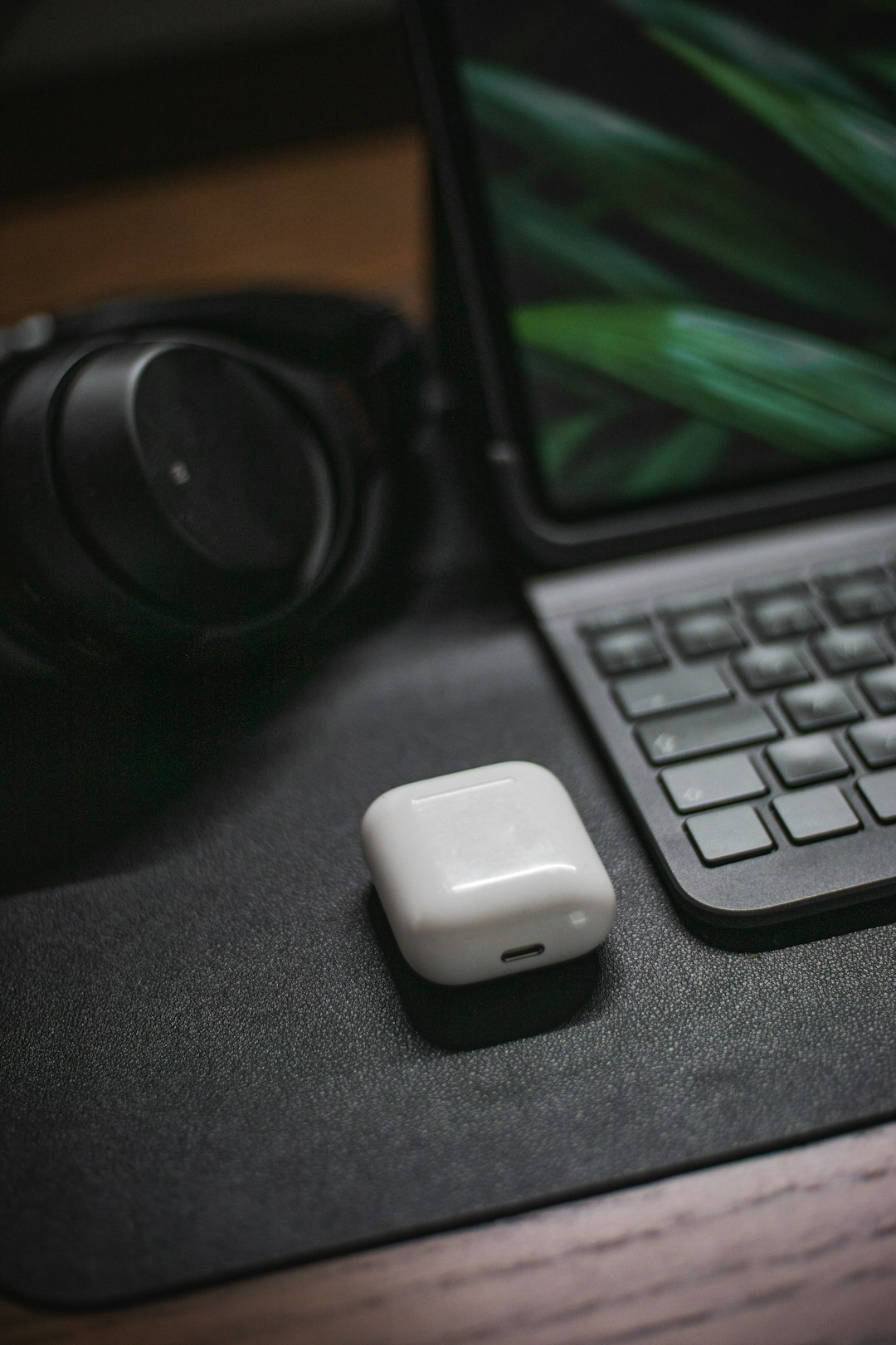 white apple airpods charging case