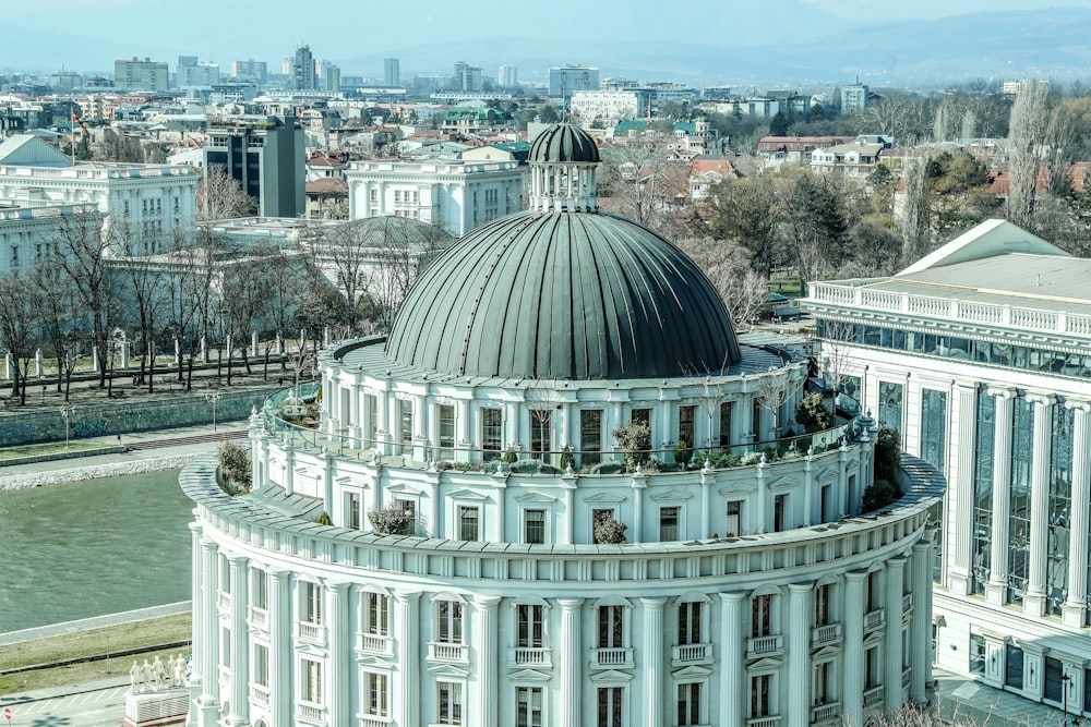 Edificio de hormigón blanco durante el día