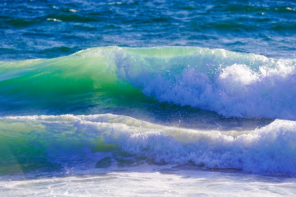 ocean waves crashing on shore during daytime